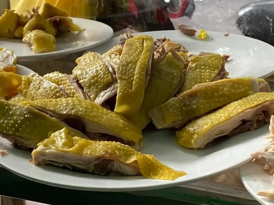 Nếu c&oacute; dịp dừng ch&acirc;n Ph&uacute; Y&ecirc;n, bạn chớ bỏ lỡ m&oacute;n Cơm g&agrave; Tuyết Nhung thơm ngon kh&oacute; cưỡng 7