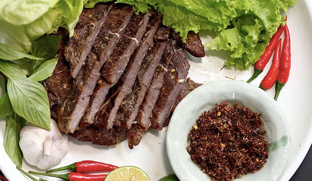 Thưởng thức khô bò một nắng muối kiến vàng - Đặc sản trứ danh xứ Nẫu 2