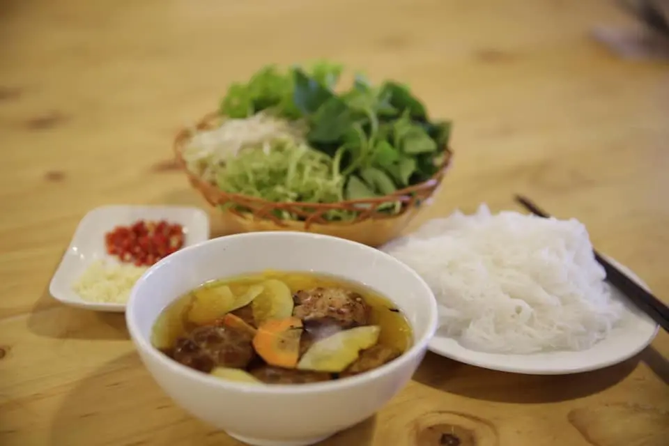 Thưởng thức m&oacute;n b&uacute;n chả nổi tiếng gần xa tại Cafe Bạch Dương Ph&uacute; Y&ecirc;n 7