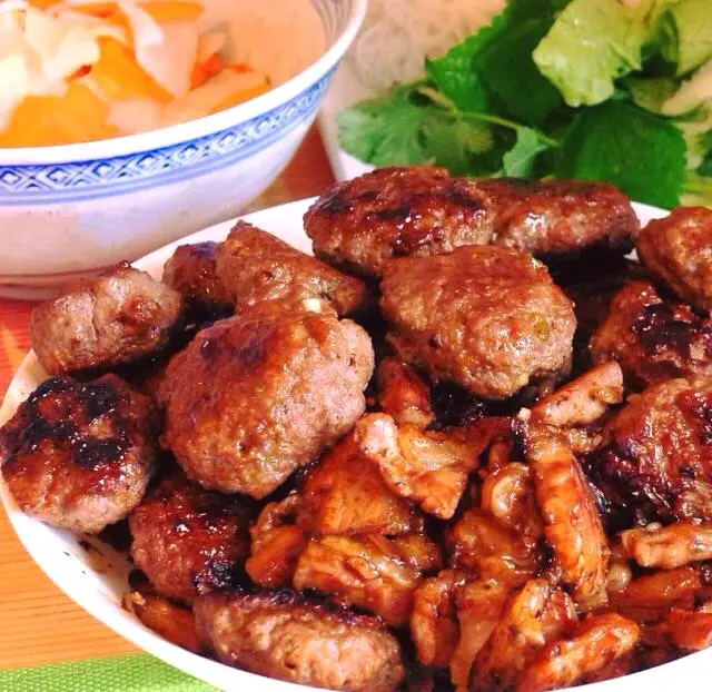 Thưởng thức m&oacute;n b&uacute;n chả nổi tiếng gần xa tại Cafe Bạch Dương Ph&uacute; Y&ecirc;n 8
