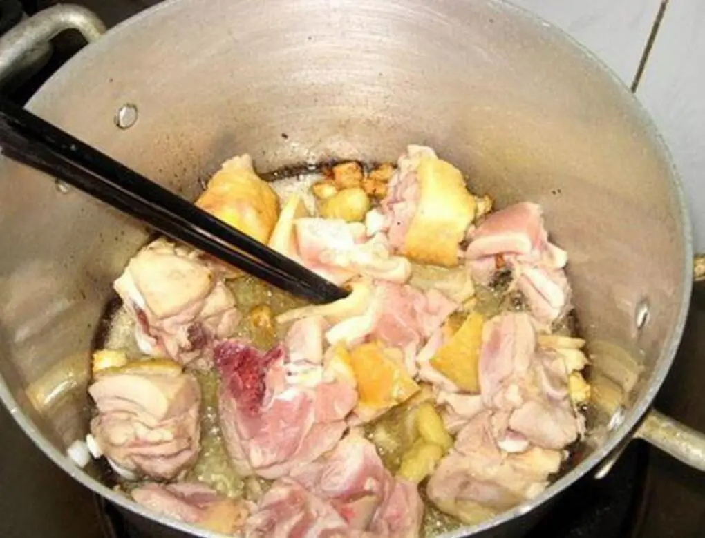 Thưởng thức nồi canh chua l&aacute; d&iacute;t nấu thịt g&agrave; đậm đ&agrave; hương vị miền n&uacute;i Ph&uacute; Y&ecirc;n 4