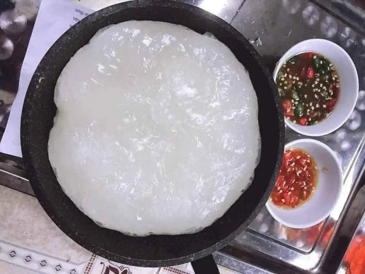 Ngon khó cưỡng hương vị đậm đà của món bột mì khuấy chấm nước mắm dằm cá rô đồng
