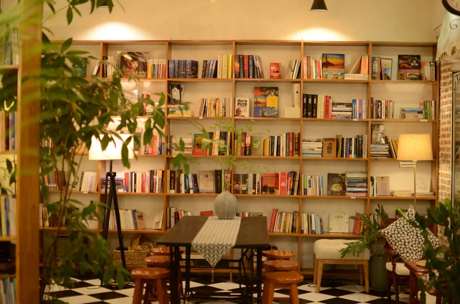 PHD Book & Coffee – Quán cà phê với vẻ đẹp nàng thơ trong những cuốn truyện cổ tích Châu Âu