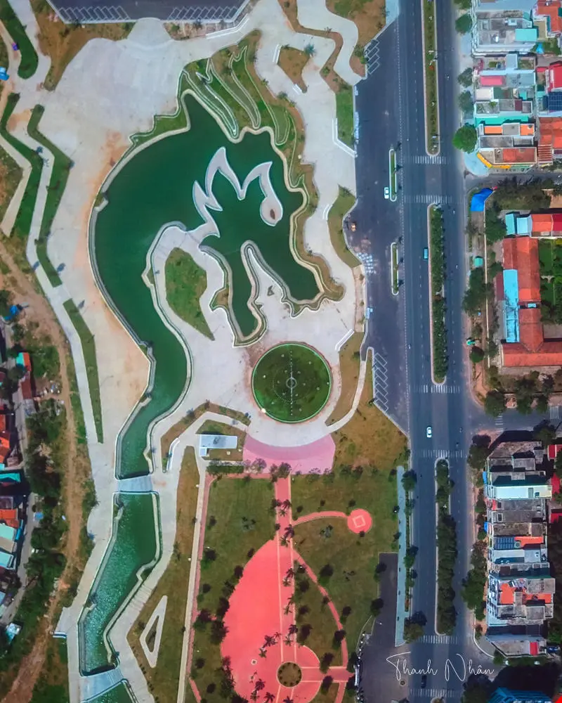 Th&aacute;p Nhạn độc đ&aacute;o tr&ecirc;n đất hoa v&agrave;ng cỏ xanh 2