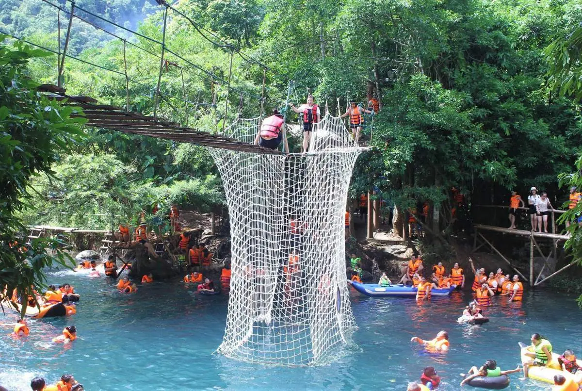 Chi&ecirc;m ngưỡng Suối nước Moọc Quảng B&igrave;nh đẹp như ti&ecirc;n cảnh 5