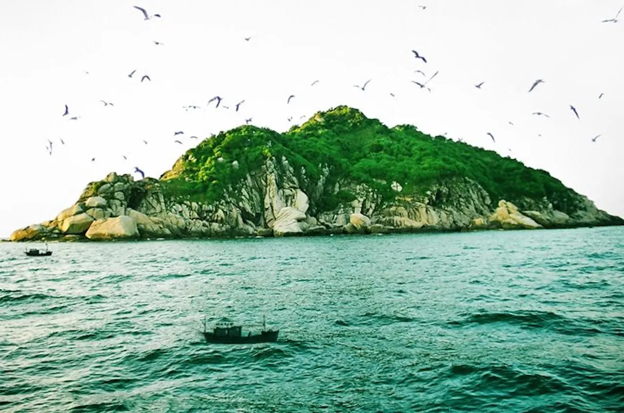 H&ograve;n Gi&oacute; Quảng B&igrave;nh nổi bật với cảnh sắc thi&ecirc;n nhi&ecirc;n hoang sơ, tho&aacute;ng đ&atilde;ng 2