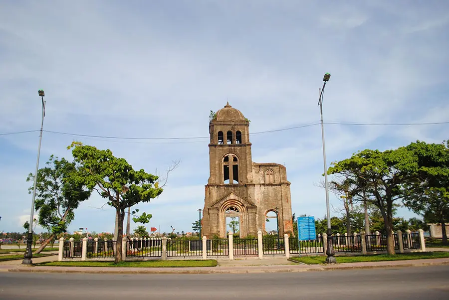Nh&agrave; thờ Tam T&ograve;a Quảng B&igrave;nh với vẻ đẹp cổ k&iacute;nh b&ecirc;n d&ograve;ng Nhật Lệ 2