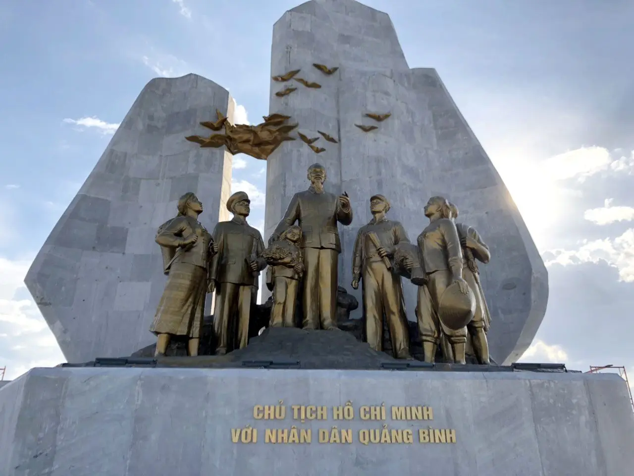 Quảng trường Hồ Ch&iacute; Minh Quảng B&igrave;nh, nơi gửi gắm l&ograve;ng biết ơn của xứ Quảng 4