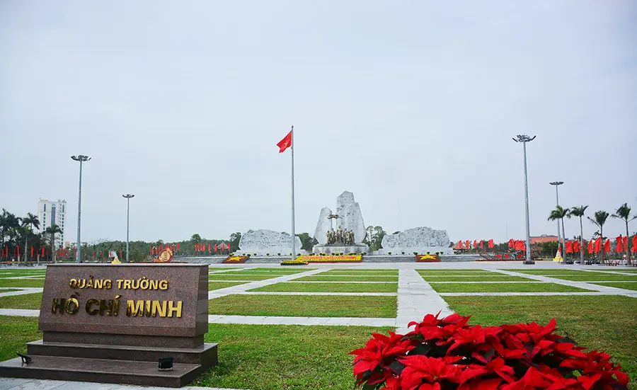 Quảng trường Hồ Ch&iacute; Minh Quảng B&igrave;nh, nơi gửi gắm l&ograve;ng biết ơn của xứ Quảng 2