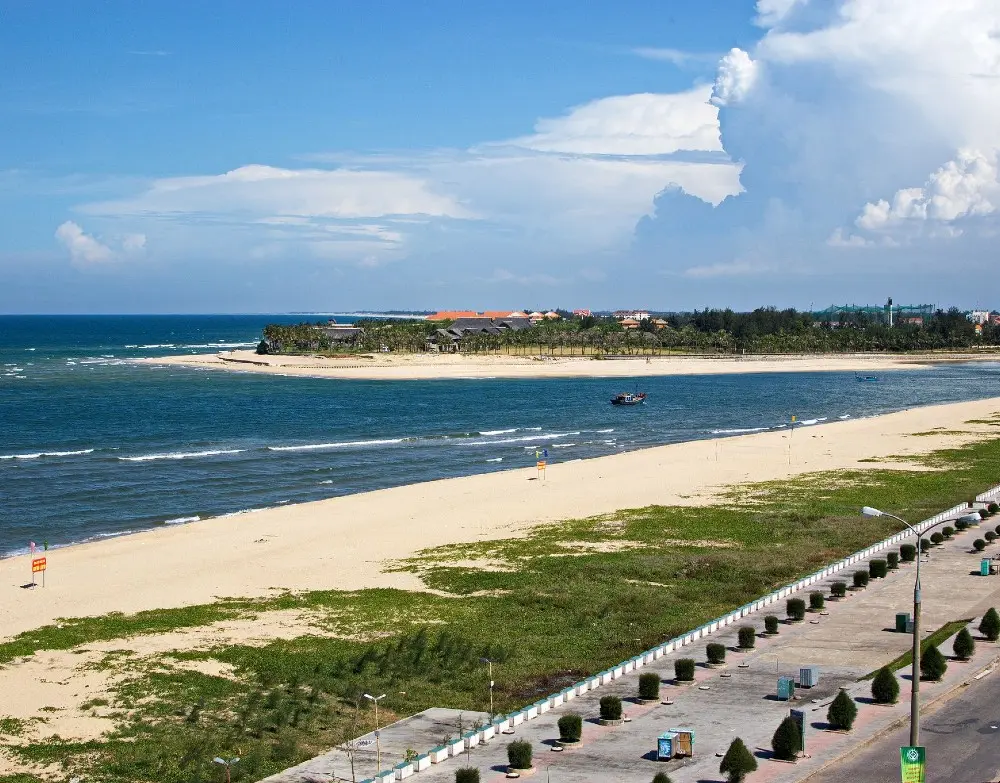 Top Bãi biển Quảng Bình với khung cảnh vừa hoang sơ, vừa thơ mộng