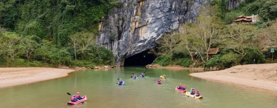 Trải nghiệm chèo kayak khám phá động Phong Nha vào ban đêm với nhiều hấp dẫn