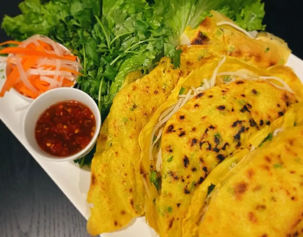 Bánh khoái Quảng Bình với lớp vỏ vàng ươm, giòn rụm hấp dẫn vô cùng