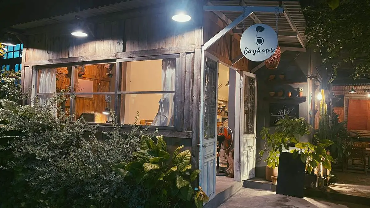 Bayhops café Quảng Bình và không gian nhà gỗ mộng mơ
