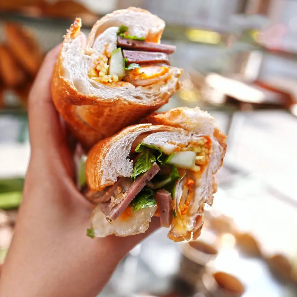 B&aacute;nh m&igrave; bột lọc Quảng B&igrave;nh n&oacute;ng hổi với phần nh&acirc;n kh&ocirc;ng thể ngon hơn 4