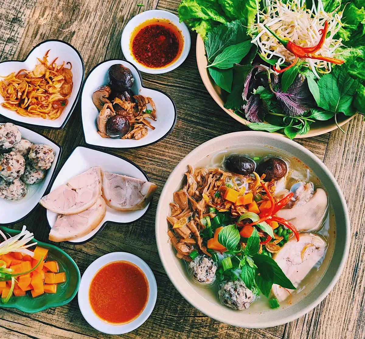 Coco&rsquo;s coffee Quảng B&igrave;nh v&agrave; kh&ocirc;ng gian s&acirc;n vườn độc đ&aacute;o 6