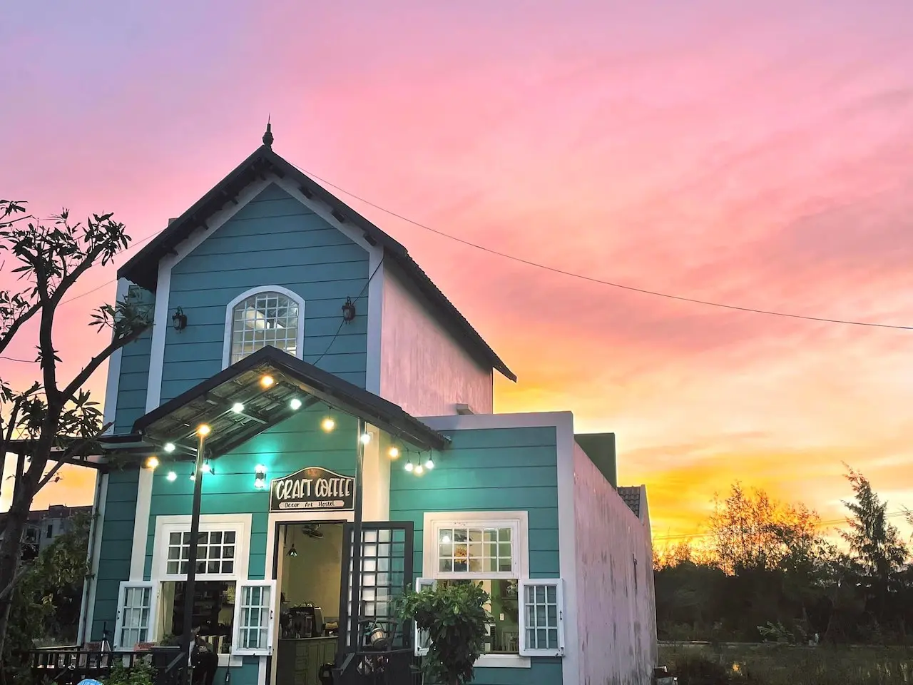 Craft Coffee House Quảng B&igrave;nh nổi bật với thiết kế ma mị, huyền b&iacute; 2