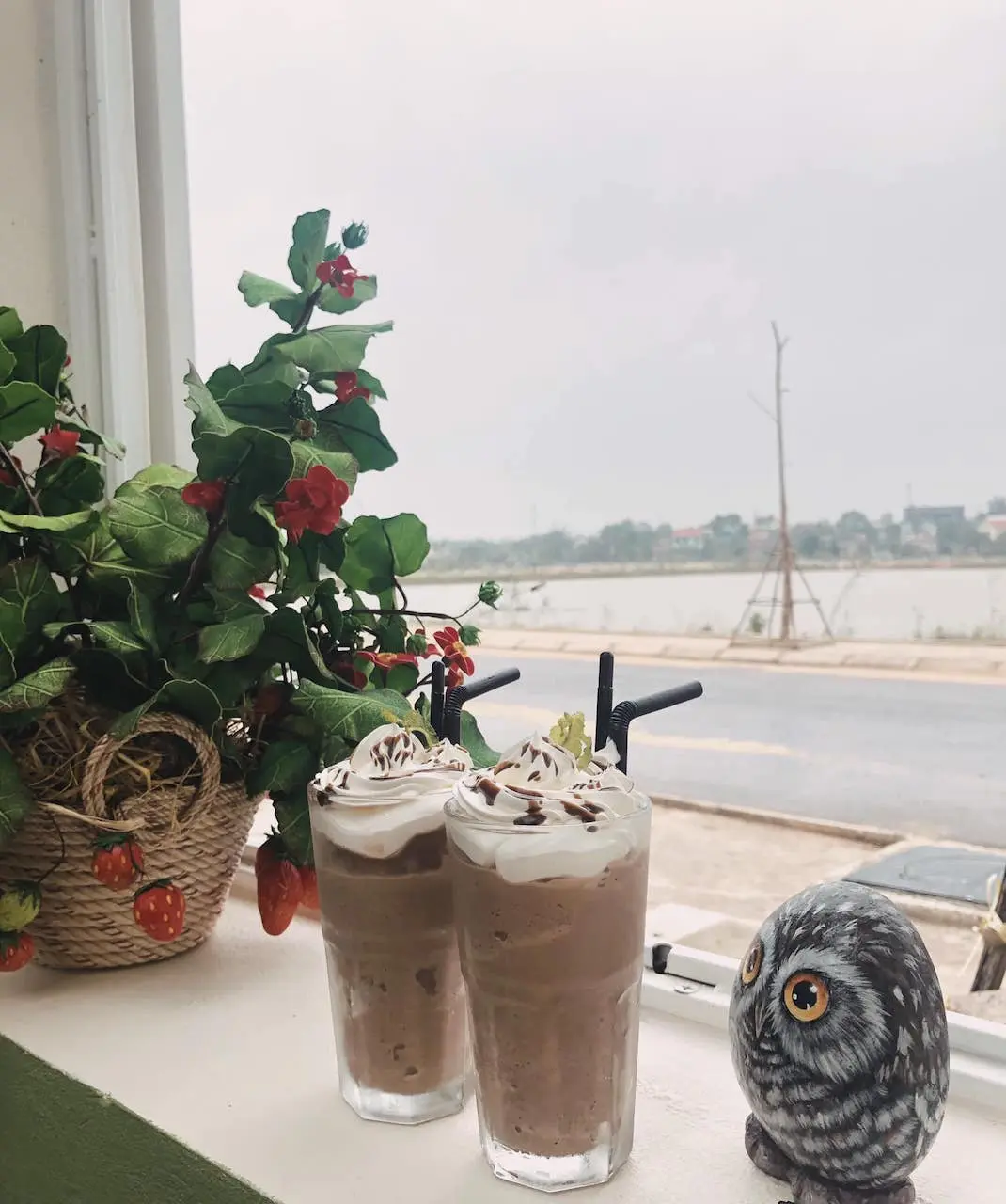 Craft Coffee House Quảng B&igrave;nh nổi bật với thiết kế ma mị, huyền b&iacute; 7