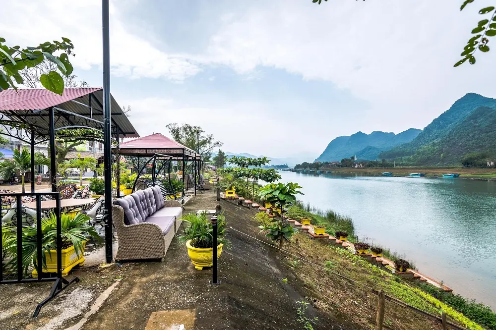 Ghé thăm The Villas Restaurant Quảng Bình cùng hội bạn thân 6