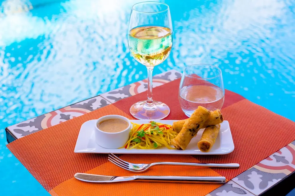 Ghé thăm The Villas Restaurant Quảng Bình cùng hội bạn thân 4