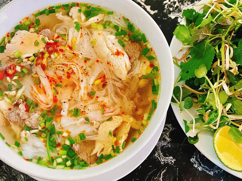 Ghé thăm The Villas Restaurant Quảng Bình cùng hội bạn thân 11
