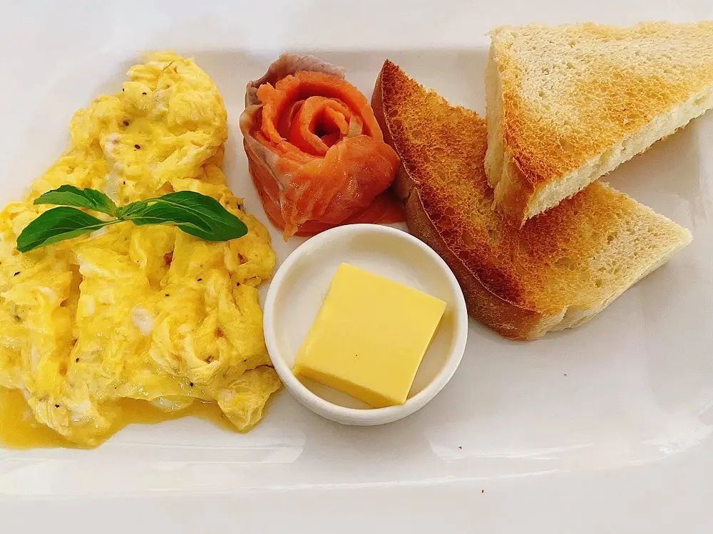 Ghé thăm The Villas Restaurant Quảng Bình cùng hội bạn thân 9