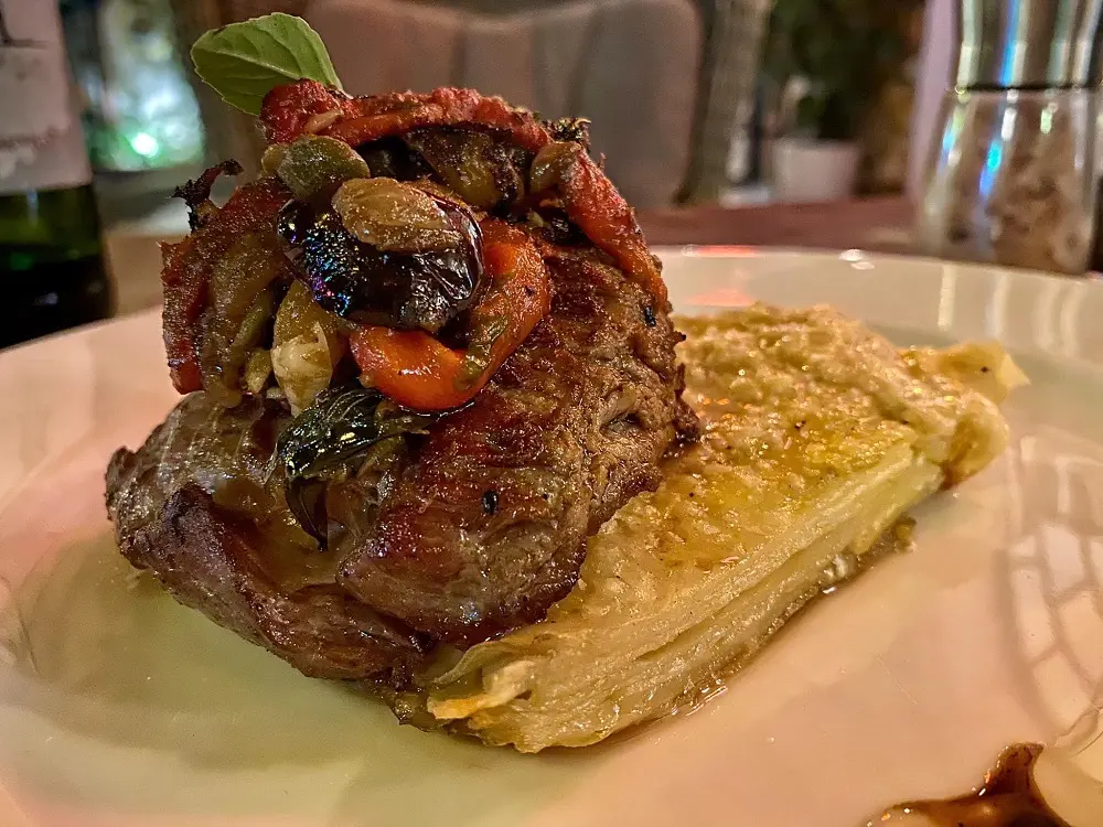 Ghé thăm The Villas Restaurant Quảng Bình cùng hội bạn thân 7