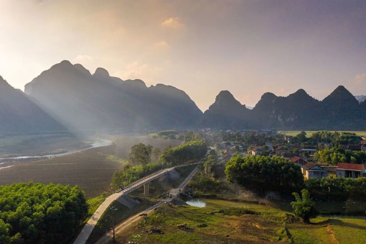 Cảnh ho&agrave;ng h&ocirc;n m&ugrave;a đ&ocirc;ng T&acirc;n Ho&aacute; Quảng B&igrave;nh khiến l&ograve;ng ta kh&ocirc;ng ngừng thổn thức 4