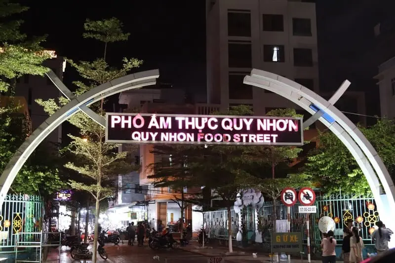 Oanh tạc phố ẩm thực Quy Nhơn c&ugrave;ng top m&oacute;n ngon qu&ecirc;n lối về 2