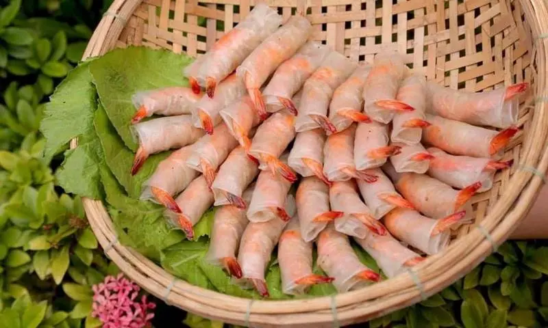 Thưởng thức m&oacute;n chả ram t&ocirc;m đất B&igrave;nh Định trứ danh đất v&otilde; 5