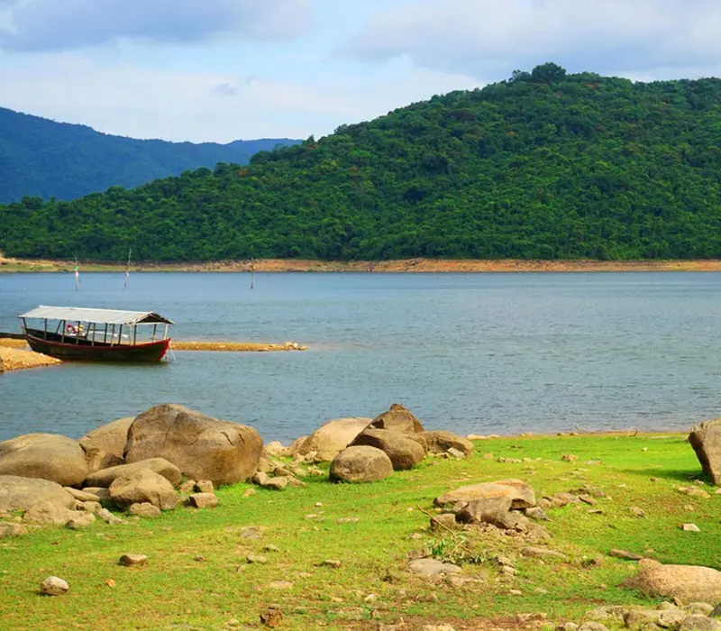 Khám phá hồ Mỹ Bình: Vẻ đẹp 'nàng thơ' giữa lòng Bình Định