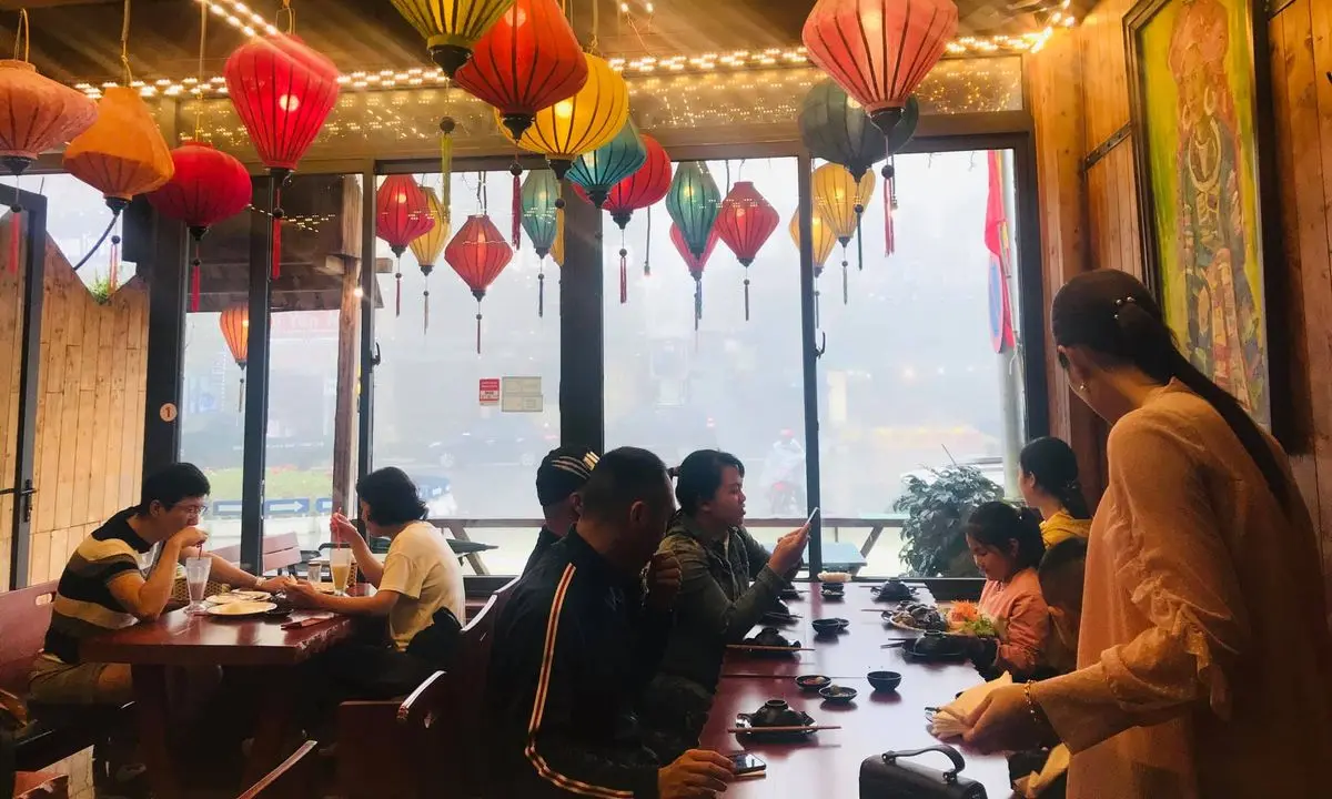 Chợ Qu&ecirc; Qu&aacute;n Sapa - Nh&agrave; h&agrave;ng kết hợp ẩm thực &Aacute; &Acirc;u đặc sắc 12