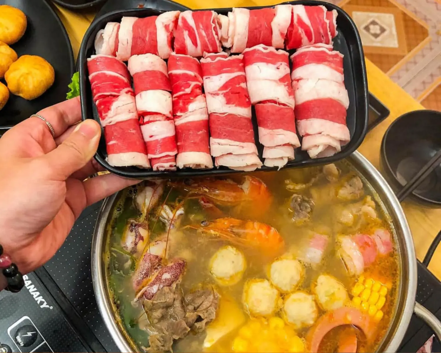 Fin House Sapa Restaurant - Xuýt xoa trước nhà hàng Buffet Lẩu giá yêu thương 11
