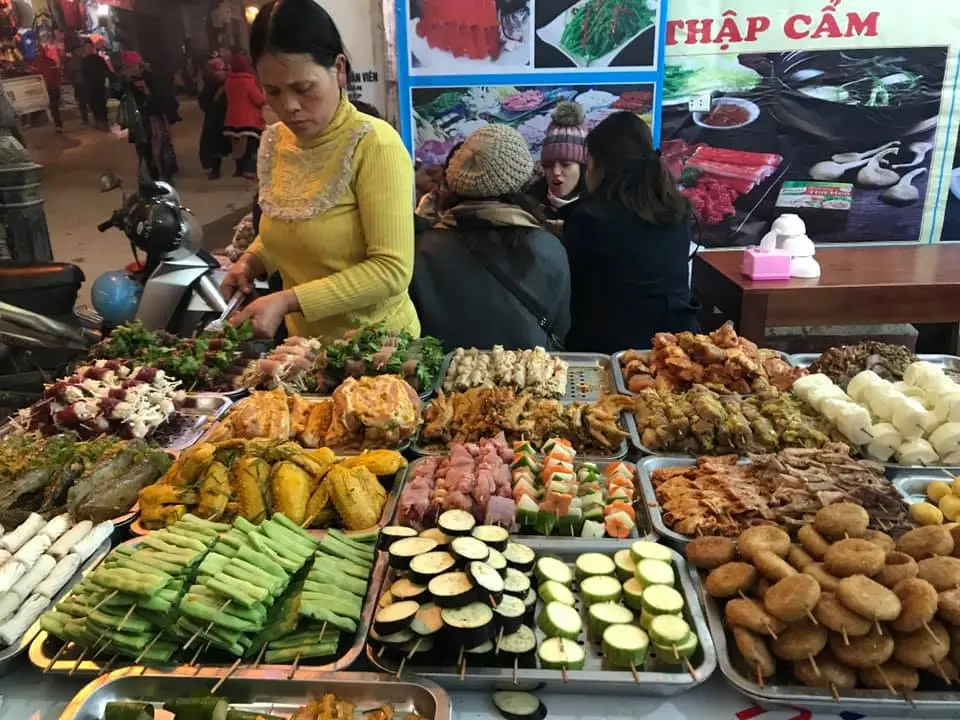 Xi&ecirc;n nướng Hoa Tr&agrave; Qu&aacute;n Sapa - Qu&aacute;n ăn d&agrave;nh cho những ng&agrave;y kh&ocirc;ng biết ăn g&igrave; khi đến Sapa 5