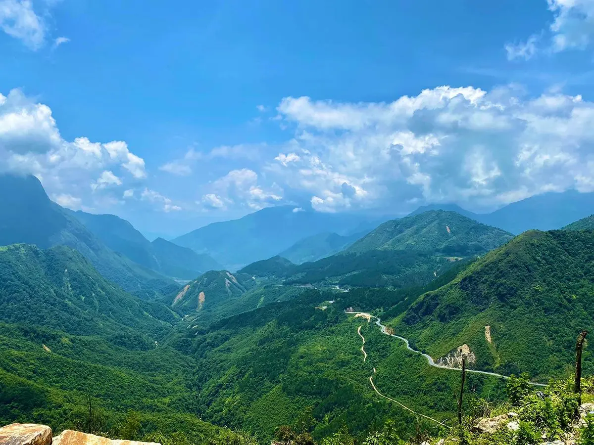 9x Đặng Thùy Linh cùng ngày nắng chói chang trên đèo Ô Quy Hồ 2