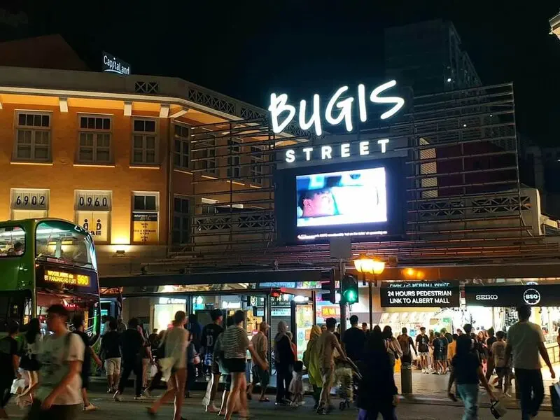 Thưởng ngoạn Bugis Street, thi&ecirc;n đường mua sắm tại Singapore 2