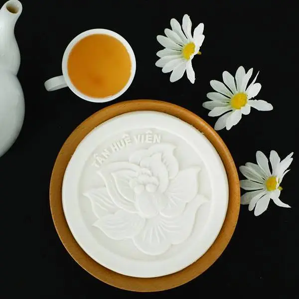 Bánh in trăng tròn biểu tượng cho sự đoàn viên, hạnh phúc