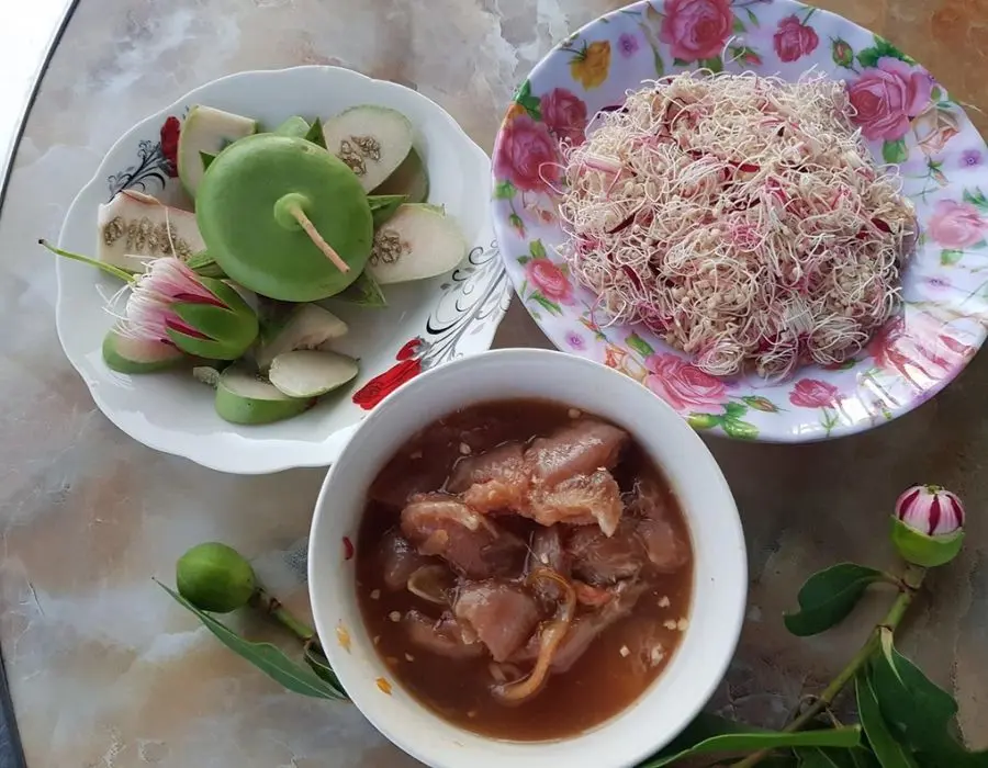 Đặc sản hoa thủy liễu chấm mắm c&aacute; mề g&agrave; ngon nức tiếng S&oacute;c Trăng 5