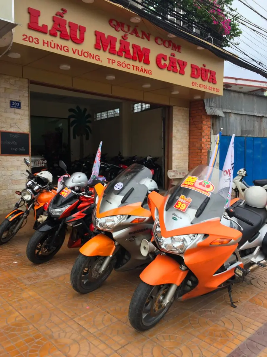 Qu&aacute;n Lẩu mắm C&acirc;y Dừa S&oacute;c Trăng c&ugrave;ng m&oacute;n ngon b&igrave;nh d&acirc;n đầy sức h&uacute;t 8