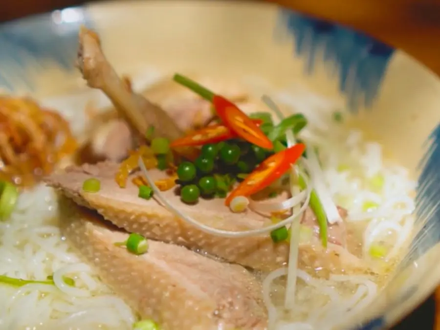 Thử b&uacute;n vịt nấu ti&ecirc;u S&oacute;c Trăng để biết thế n&agrave;o l&agrave; mỹ vị trần gian 4