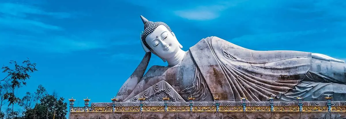 Hành trình review Chùa Bôtum Vong Sa Som Rong cùng cô nàng xinh đẹp