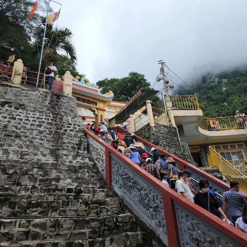 Gh&eacute; Quần thể ch&ugrave;a B&agrave; Đen kh&aacute;m ph&aacute; hệ thống tự viện đầy ấn tượng 5
