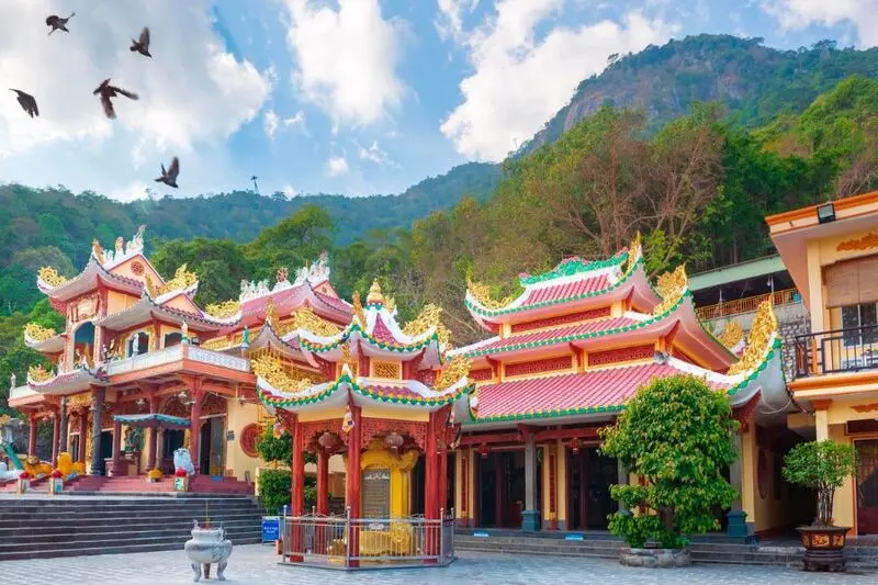 Gh&eacute; Quần thể ch&ugrave;a B&agrave; Đen kh&aacute;m ph&aacute; hệ thống tự viện đầy ấn tượng 3
