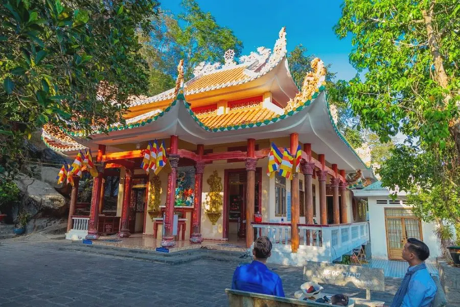 Gh&eacute; Quần thể ch&ugrave;a B&agrave; Đen kh&aacute;m ph&aacute; hệ thống tự viện đầy ấn tượng 4