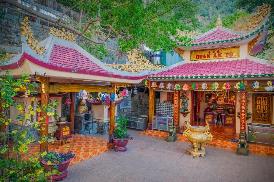 Gh&eacute; Quần thể ch&ugrave;a B&agrave; Đen kh&aacute;m ph&aacute; hệ thống tự viện đầy ấn tượng 7