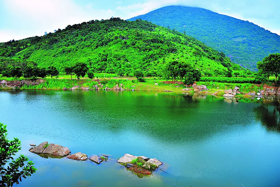 Hồ N&uacute;i Đ&aacute; T&acirc;y Ninh, vi&ecirc;n ngọc b&iacute;ch xanh ng&aacute;t giữa l&ograve;ng thung lũng 9