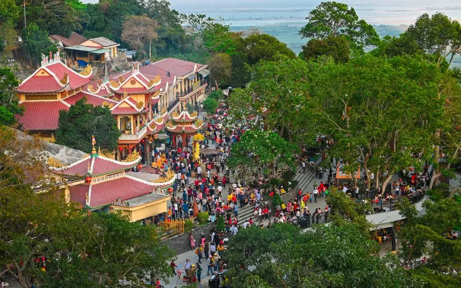 Viếng thăm Điện B&agrave; Linh Sơn Th&aacute;nh Mẫu nổi tiếng linh thi&ecirc;ng tại T&acirc;y Ninh 7