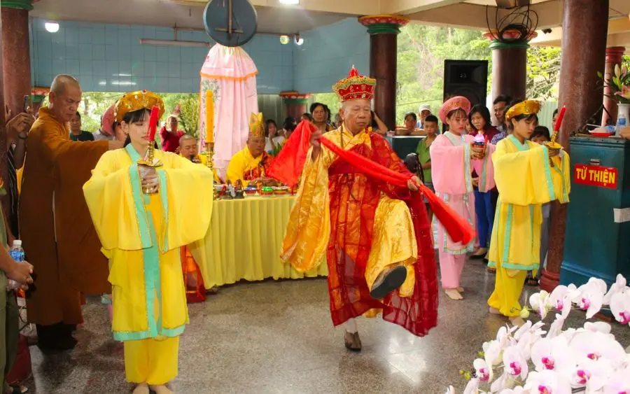 Viếng thăm Điện B&agrave; Linh Sơn Th&aacute;nh Mẫu nổi tiếng linh thi&ecirc;ng tại T&acirc;y Ninh 6