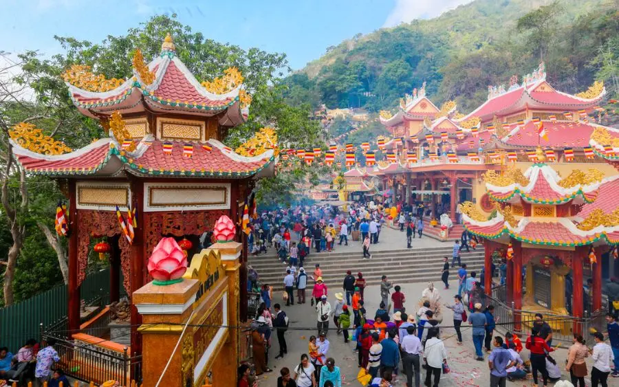 Viếng thăm Điện B&agrave; Linh Sơn Th&aacute;nh Mẫu nổi tiếng linh thi&ecirc;ng tại T&acirc;y Ninh 2