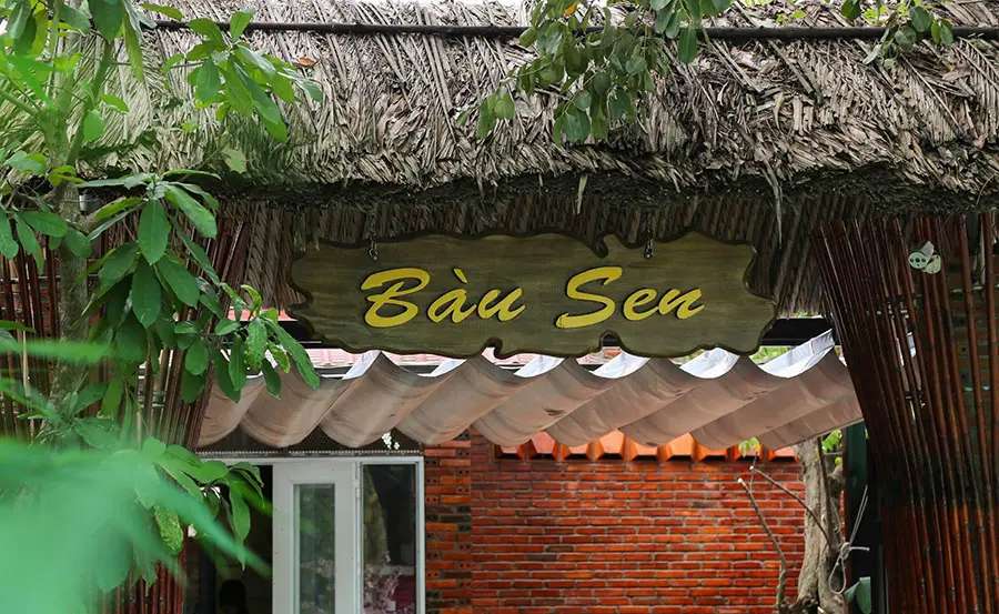 Gh&eacute; B&agrave;u Sen Qu&aacute;n thưởng thức đặc sản trong kh&ocirc;ng gian s&acirc;n vườn m&aacute;t mẻ 2