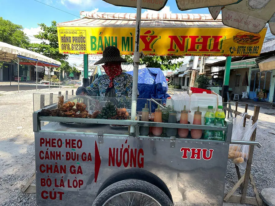 Gh&eacute; qu&aacute;n xi&ecirc;n que nướng d&igrave; Thu thưởng thức xi&ecirc;n que ngon bổ rẻ 3